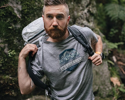 Blog_mand med t-shirt og rygsæk