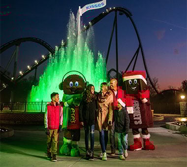 guests-at-hersheypark-during-christmas-candylane-small.jpg