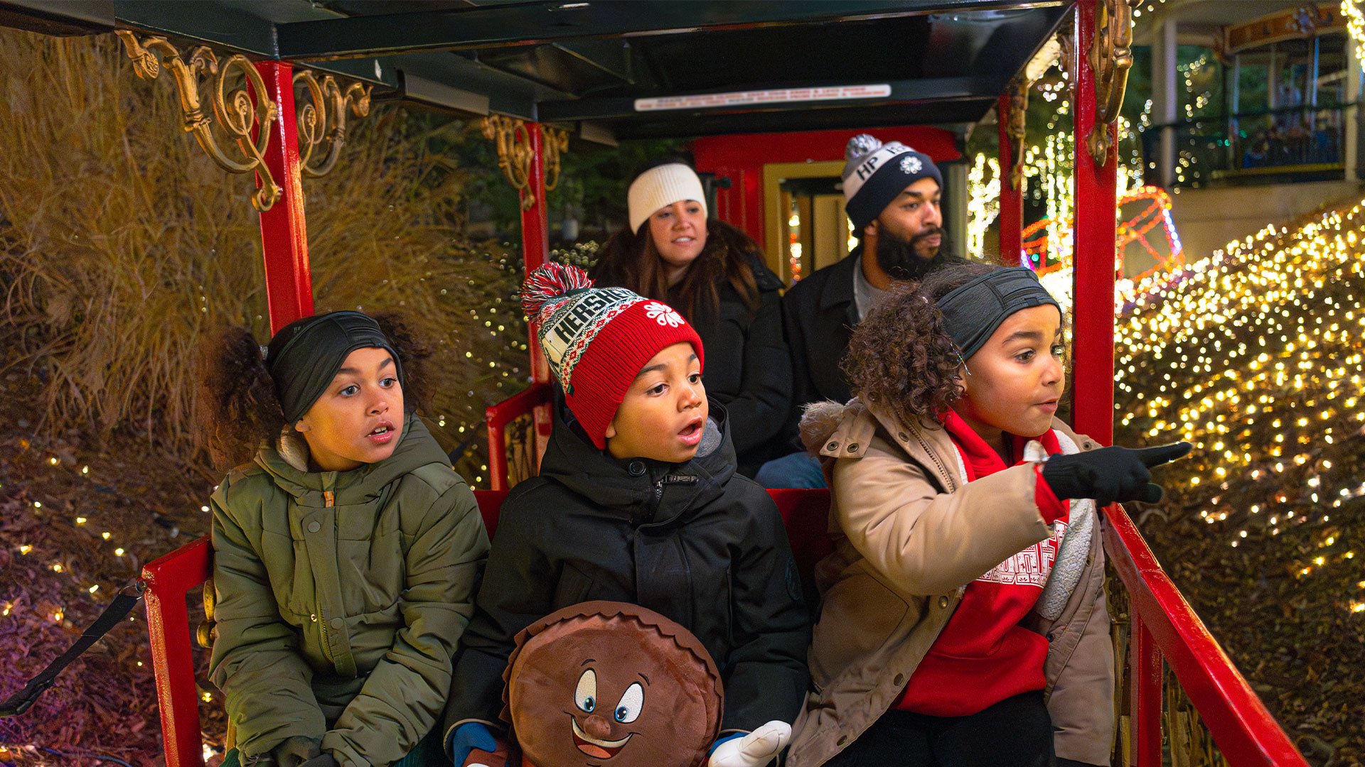 family-pointing-at-lights-christmas-candylane-hersheypark.jpg