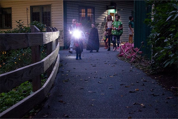 kids-walking-with-flashlight-halloween-zoo-hersheypark.jpg