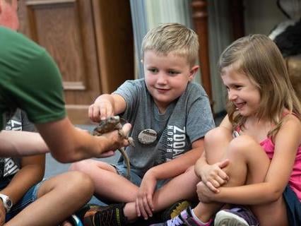 little_kids_petting_lizard.jpg