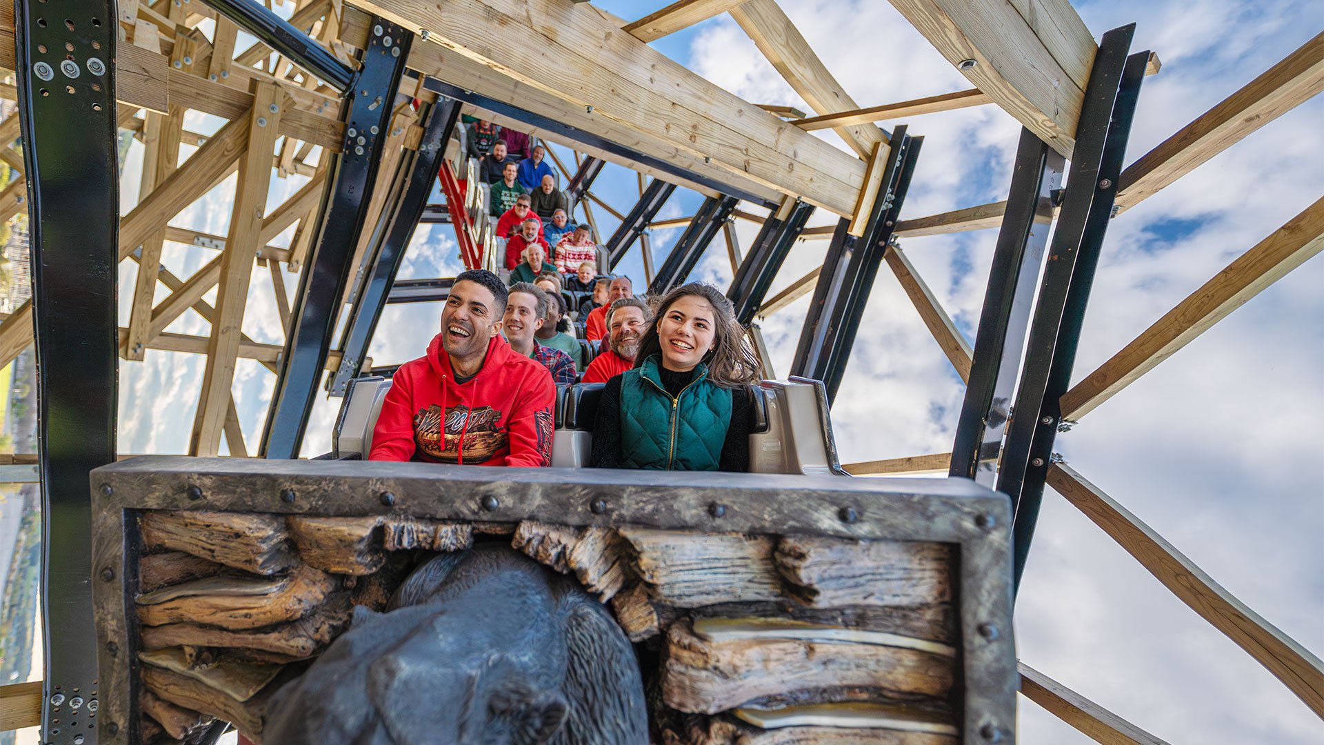 smiling-couple-on-wildcat-hersheypark.jpg