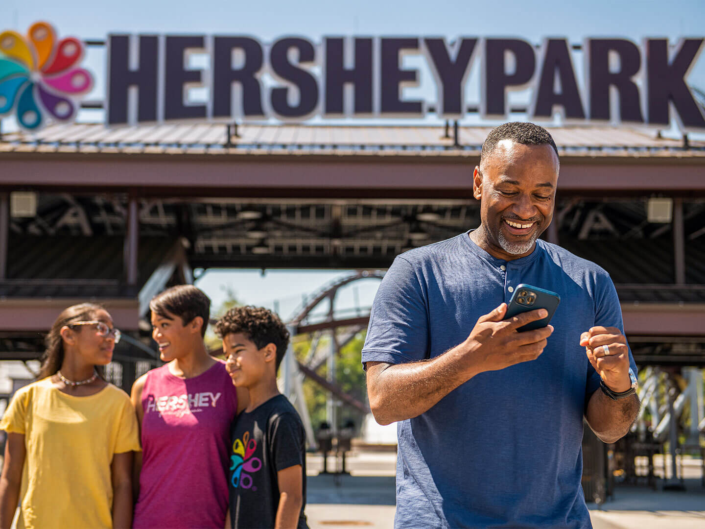 dad-holding-smartphone-hersheypark.jpg