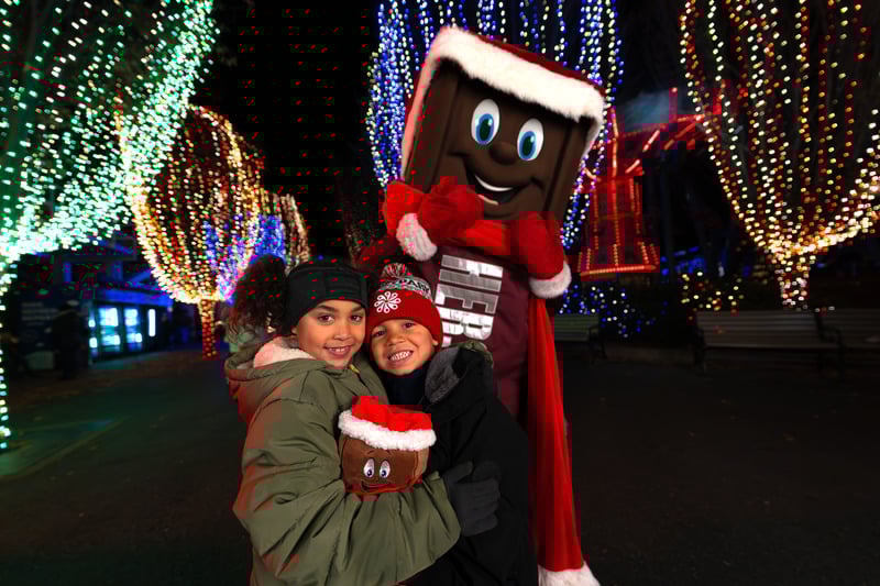 kids-with-hershey-bar-character-christmas-candylane-hersheypark.jpg