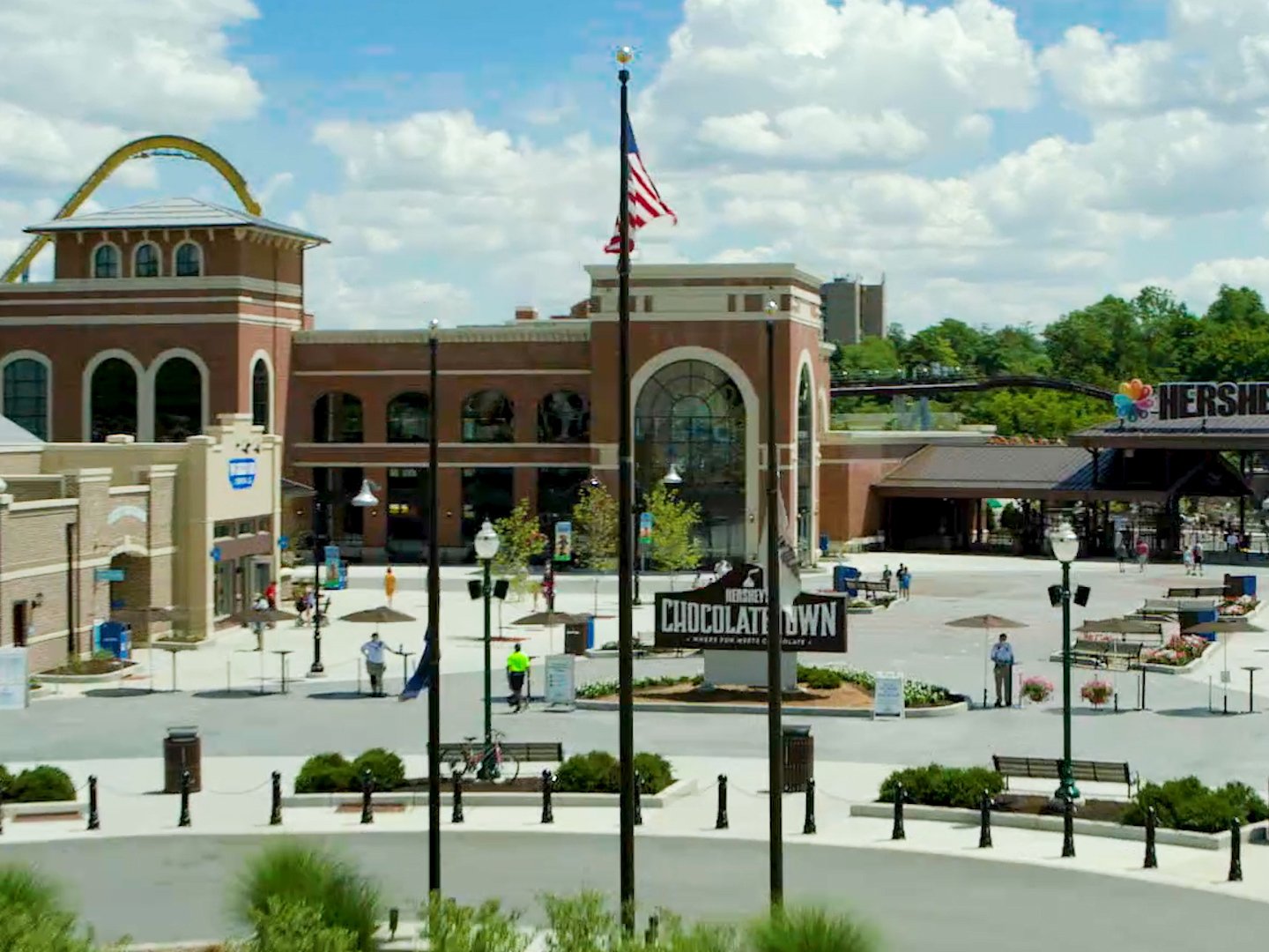 exterior-of-hersheypark-supply-co-in-chocolatetown.jpg