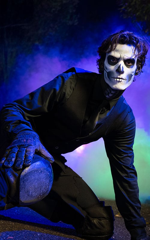 kneeling-scary-dark-nights-character-hersheypark-card.jpg