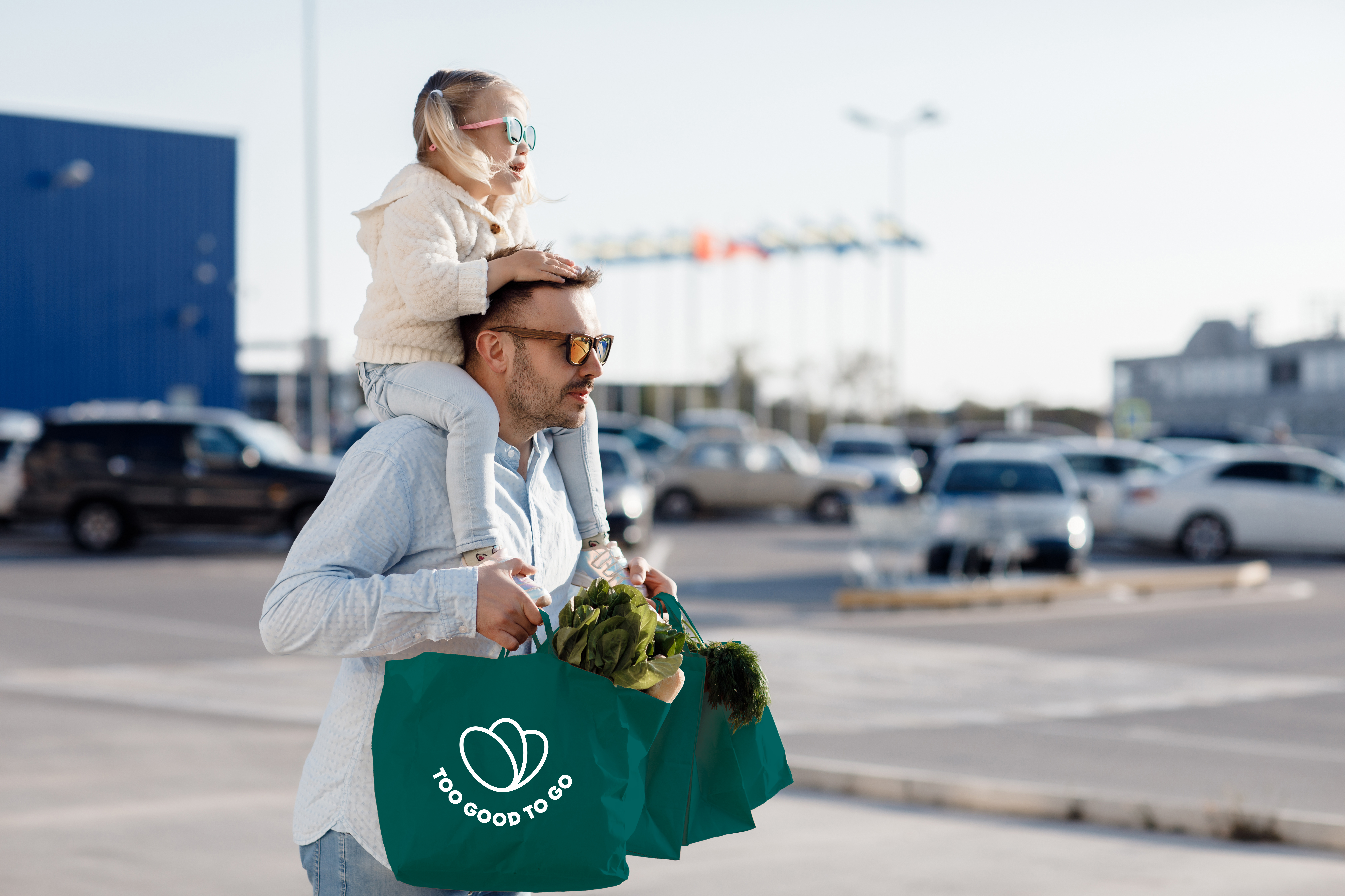 Too Good To Go/Father-Man-with-Dauther-Picking-Up-TGTG Bag