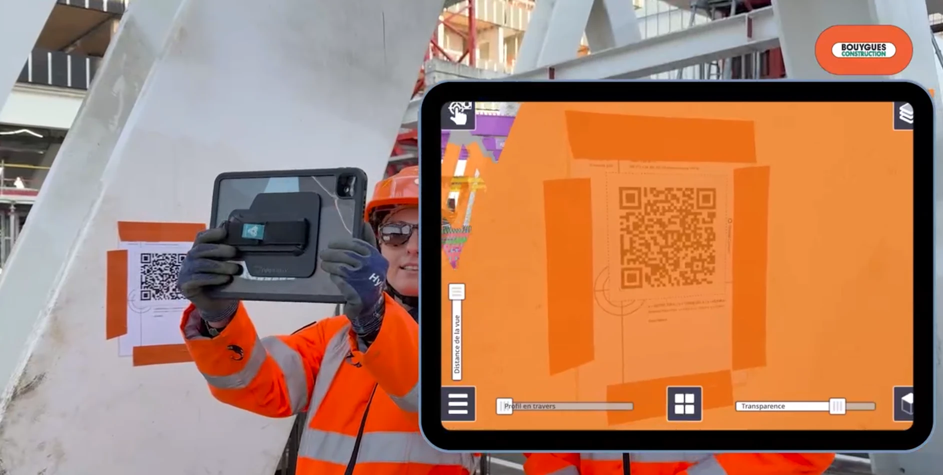 Une personne en équipement de chantier utilise une tablette avec une application de réalité augmentée affichant un QR code et un modèle 3D sur une structure de construction.