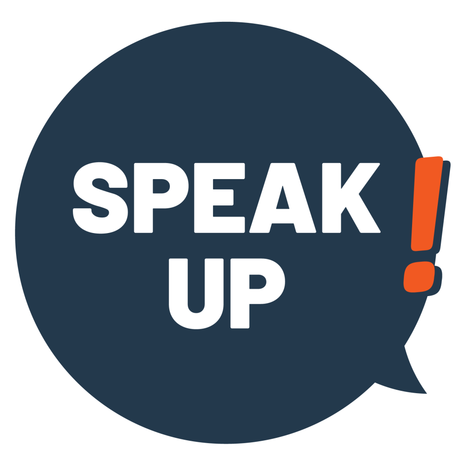 Une bulle de dialogue bleu foncé contient le texte blanc "SPEAK UP", avec un point d'exclamation orange vif à la fin.