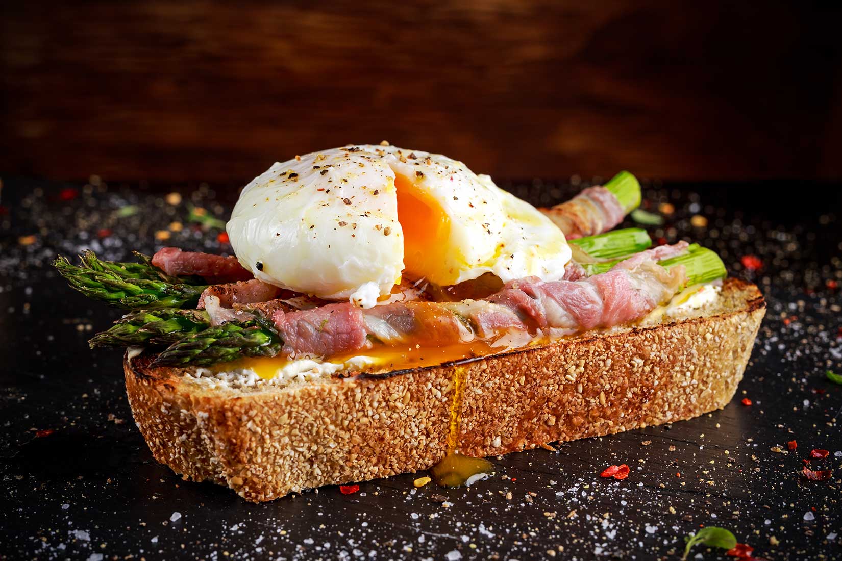 Poached egg on toast with vegetables