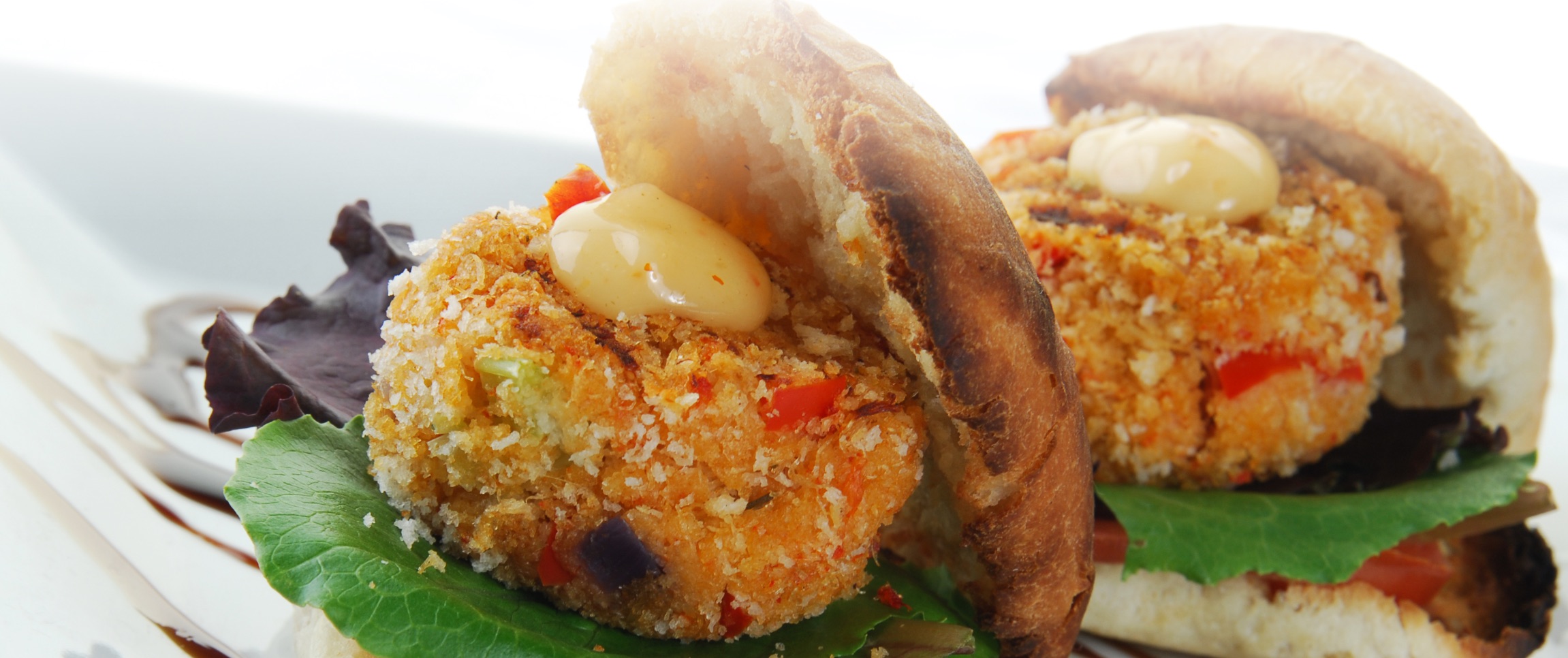 Hero - Full Width/performancefoodservice-recipes-crabcake-sandwich-sundried-tomato-basil-aioli_heroFull