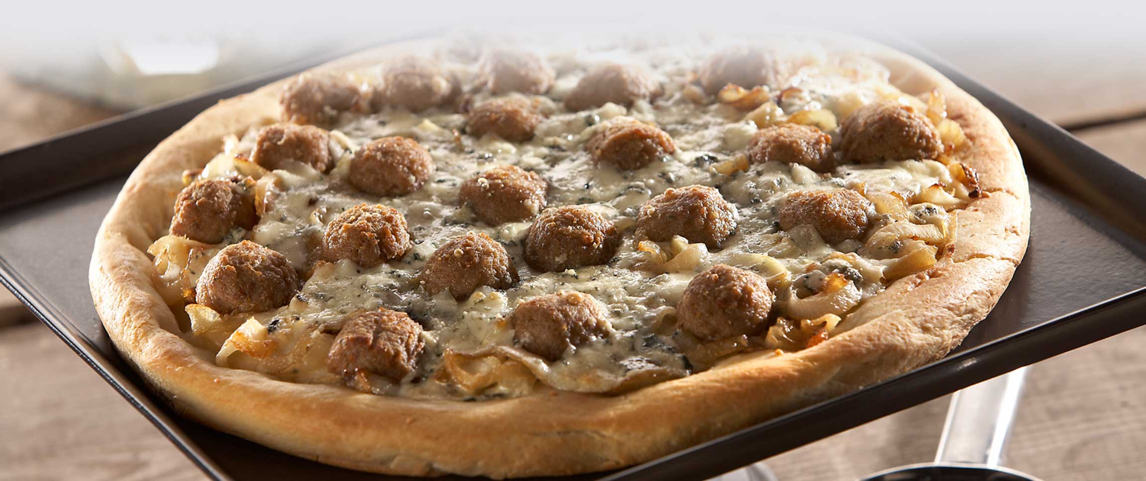 Hero - Full Width/performancefoodservice-recipes-MeatballCarmelizedOnionGorgonzolaPizza-herofull