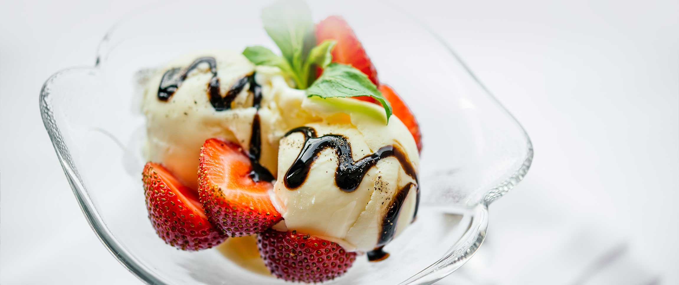 Hero - Full Width/Performancefoodservice-recipe-sundaewithbalsamicglaze-herofull