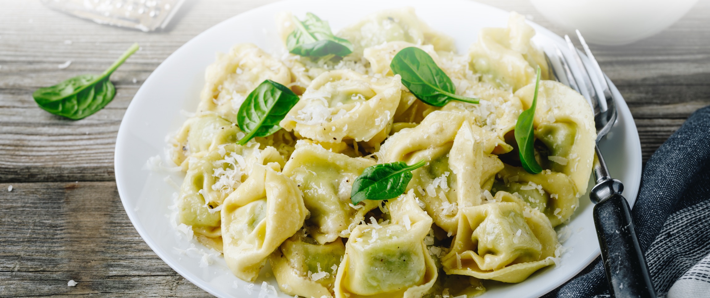 Hero - Full Width/performancefoodservice-recipes-chilled-parmesan-peppercorn-tortellini-salad_heroFull