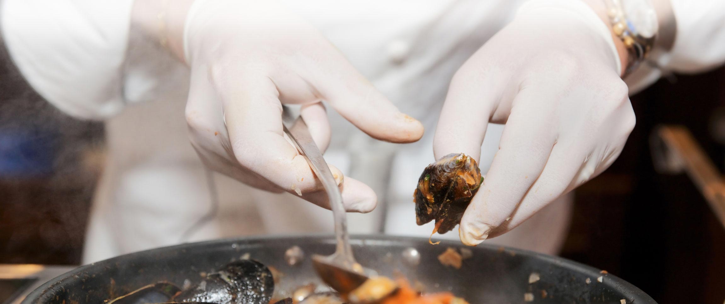 Articles/performancefoodservice-GetInspired-foodsafety-gloves-heroFull