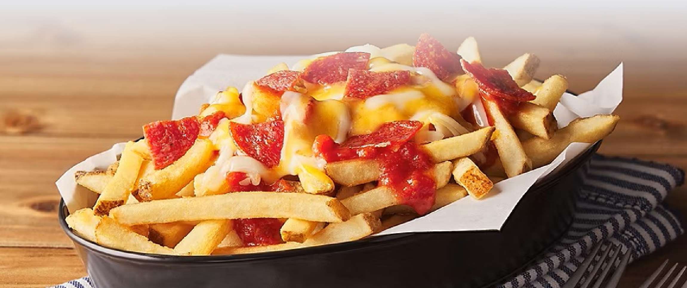 Hero - Full Width/Performancefoodservice-Recipes-Pepperoni_Pizza_Fries-herofull
