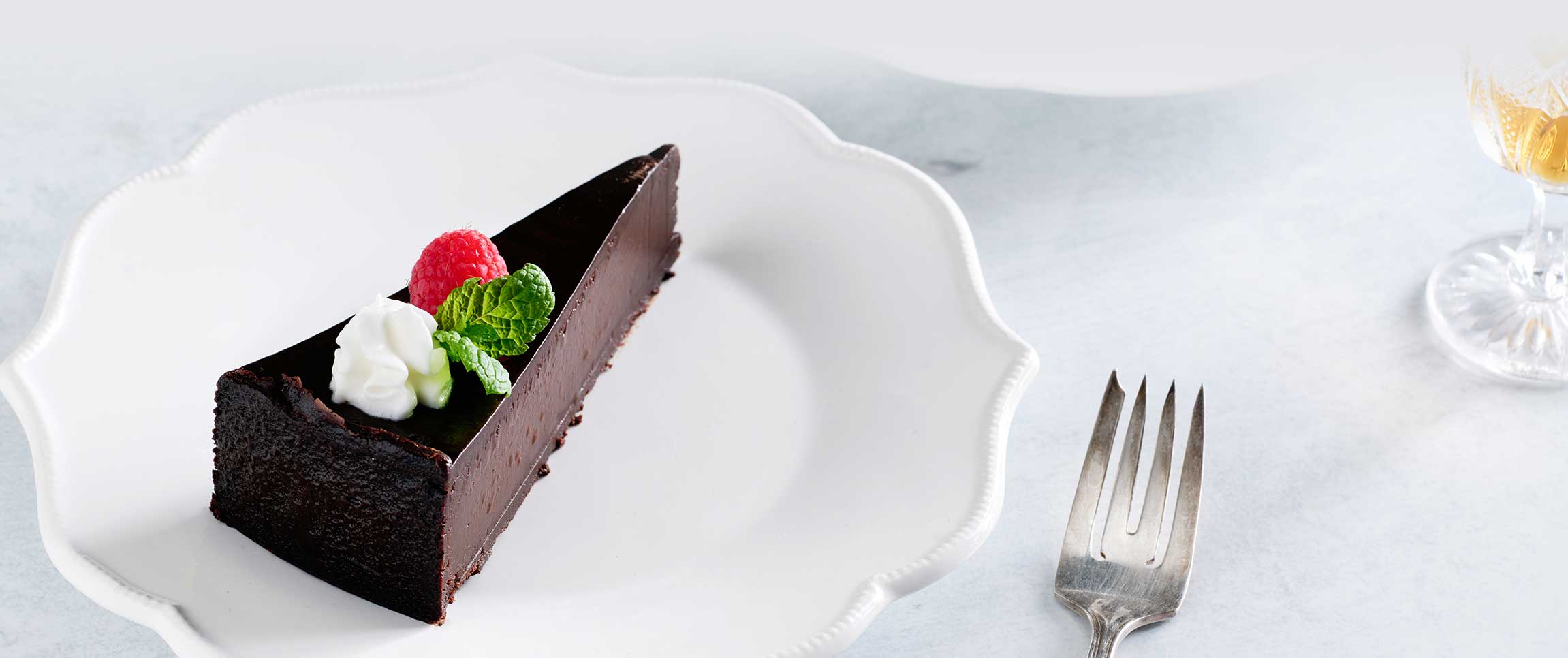 Hero - Full Width/performancefoodservice-DISHRecipes-GFChocolateCake-herofull