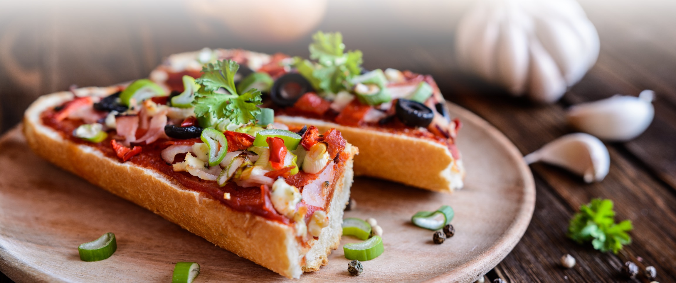 Hero - Full Width/performancefoodservice-recipes-hearty-pizza_heroFull