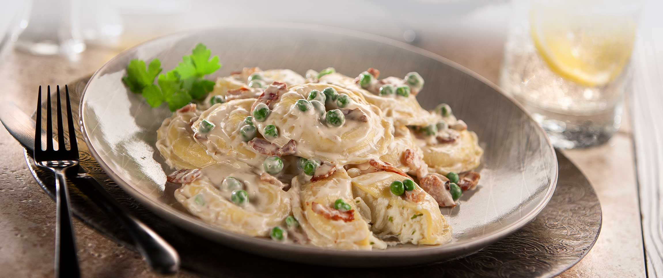 Hero - Full Width/performancefoodservice-recipes-GarlicAlfredoCheeseRavioli-herofull