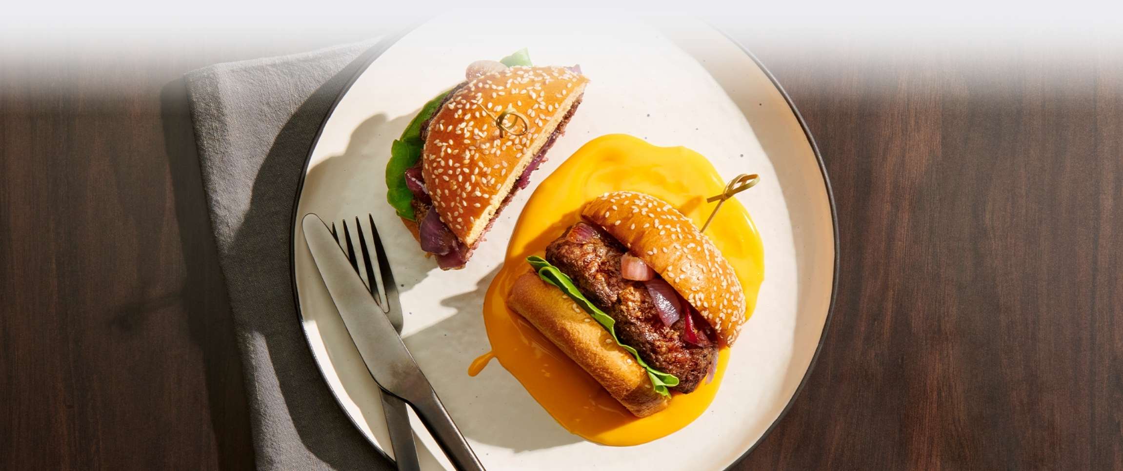Hero - Full Width/performancefoodservice-Recipes-Cheese_Saucy_Burger-herofull