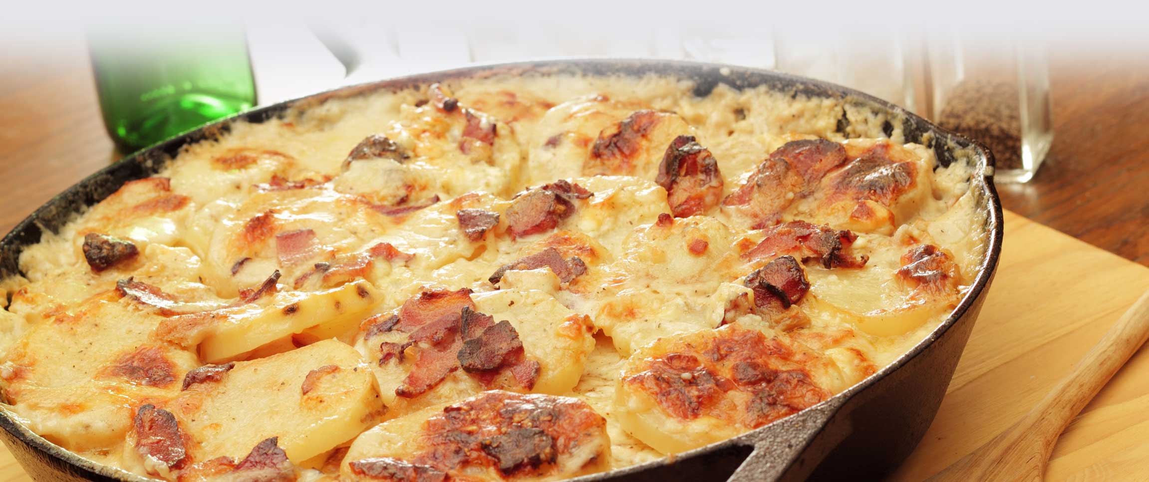 Hero - Full Width/performancefoodservice-recipes-SmokyGravyScallopedPotatoes-herofull