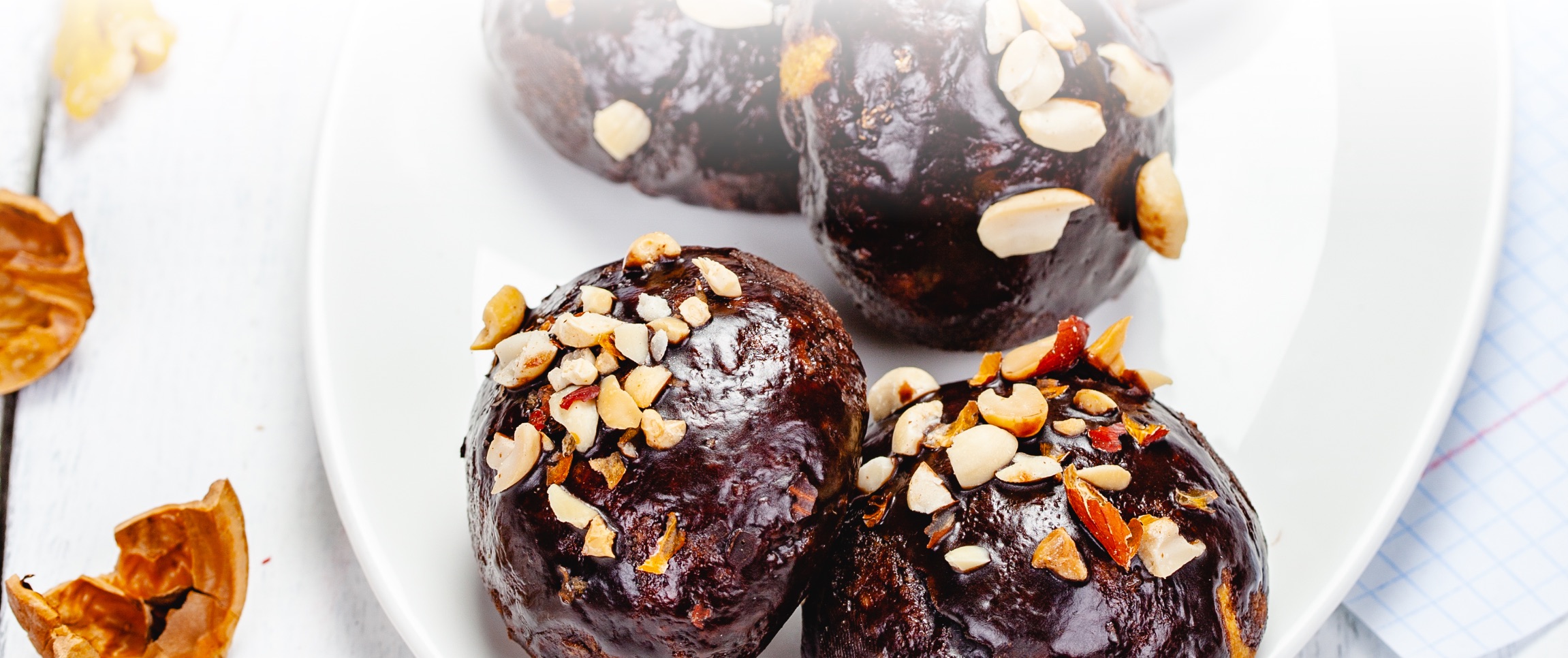 Hero - Full Width/performancefoodservice-recipes-peanutty-chocolate-cake-pops_heroFull
