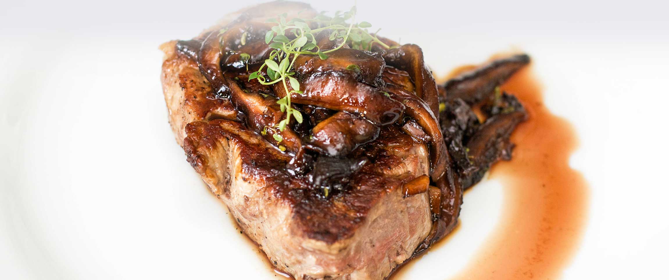 Hero - Full Width/performancefoodservice-recipes-MushroomMarsalaReduction-herofull