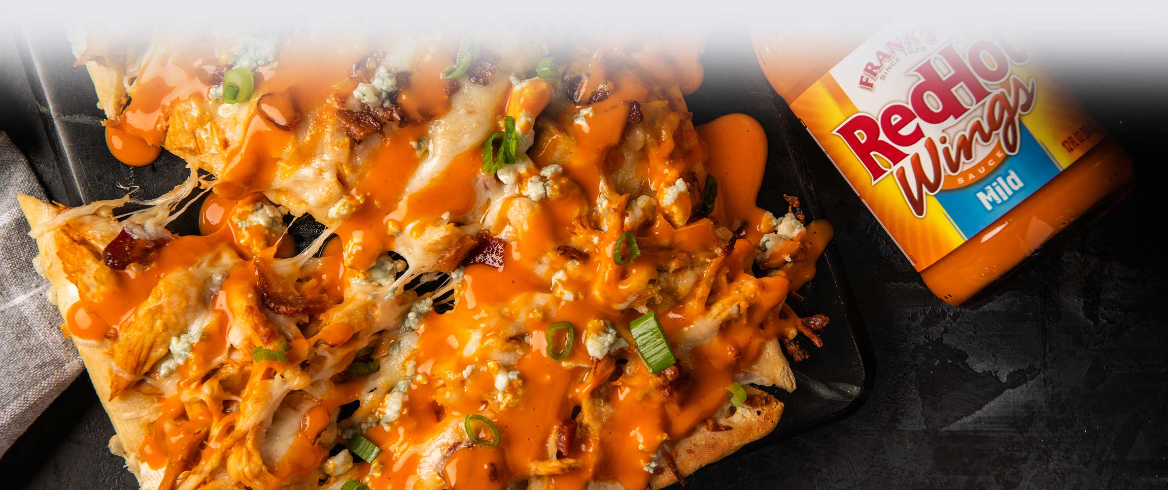 Hero - Full Width/performancefoodservice-recipes-LoadedBuffaloChickenFlatbread-herofull