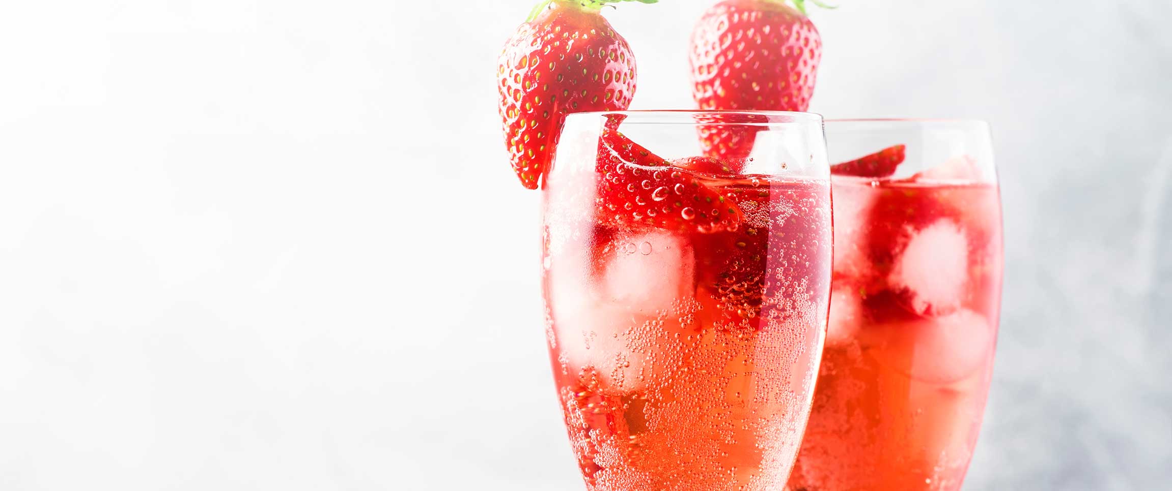 Hero - Full Width/performancefoodservice-Recipes-StrawberryChampagneCocktail-HeroFull