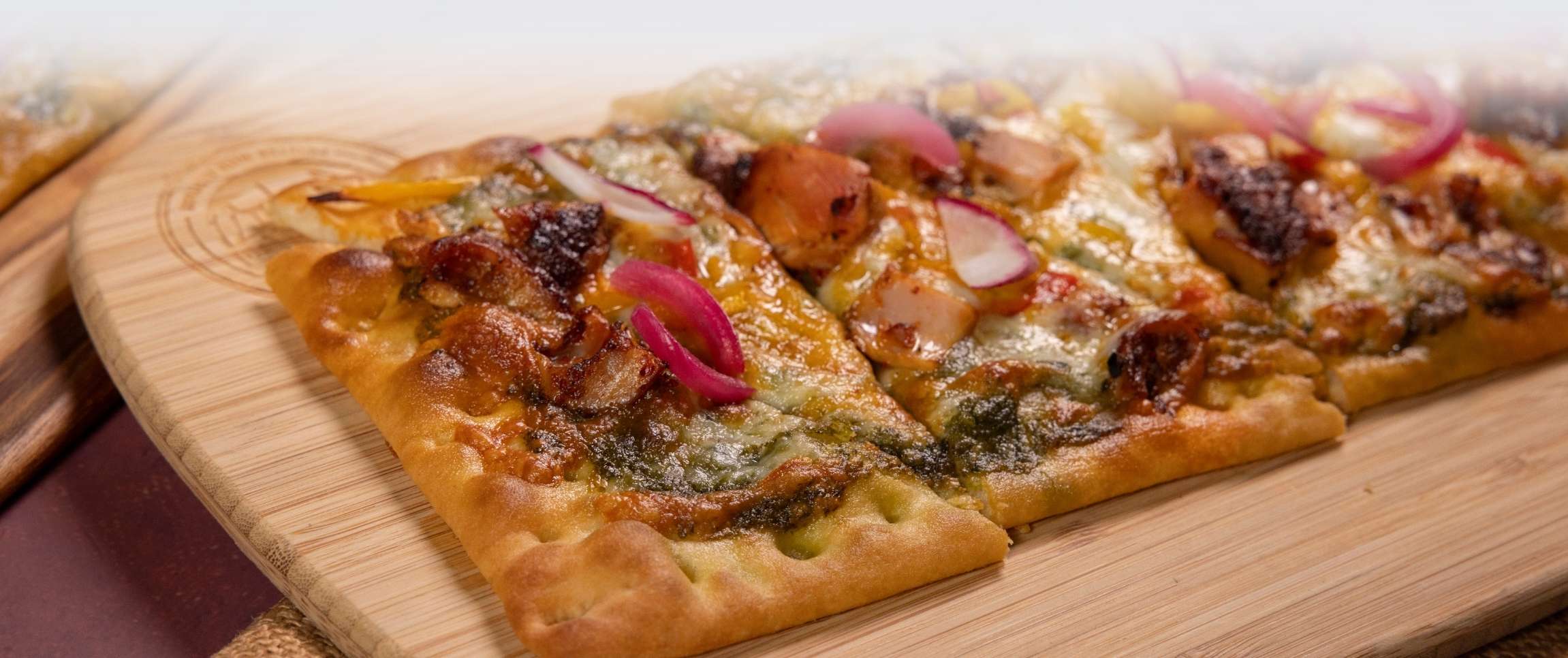 Hero - Full Width/performancefoodservice-Recipes-Adobo_Chicken_Flatbread-herofull