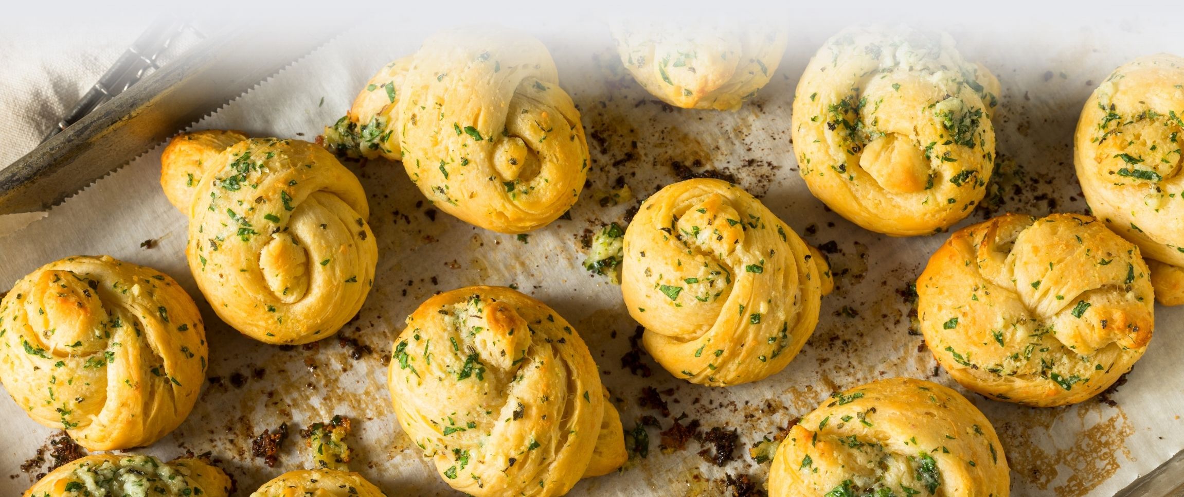 HeroFull/performancefoodservice-NewInStock-Roma_Buttered_Garlic_Knots-herofull