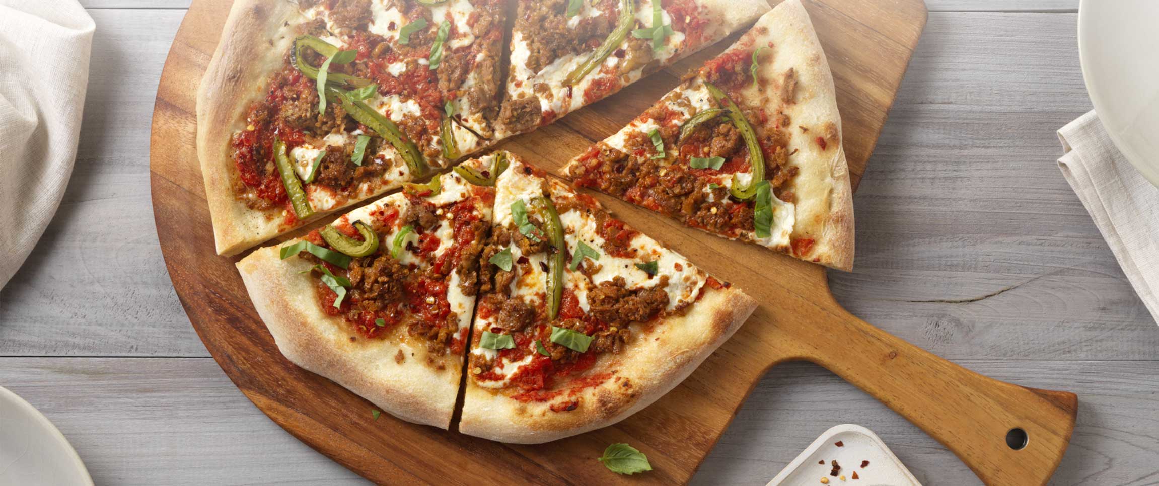 Hero - Full Width/performancefoodservice-Recipes-SausageCrumblesAndSweetPepperPizza-HeroFull