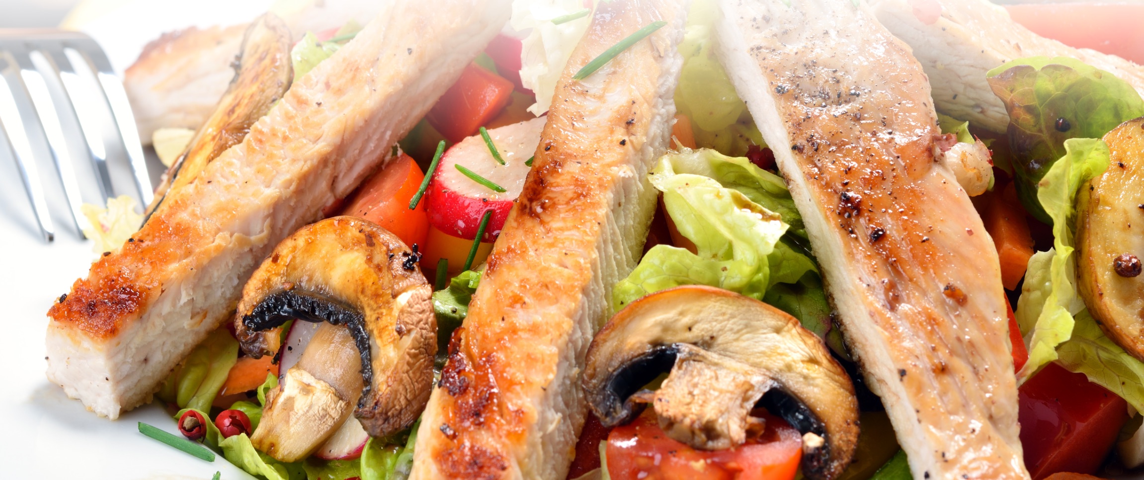 Hero - Full Width/performancefoodservice-recipes-chicken-forest-mushroom-salad_heroFull