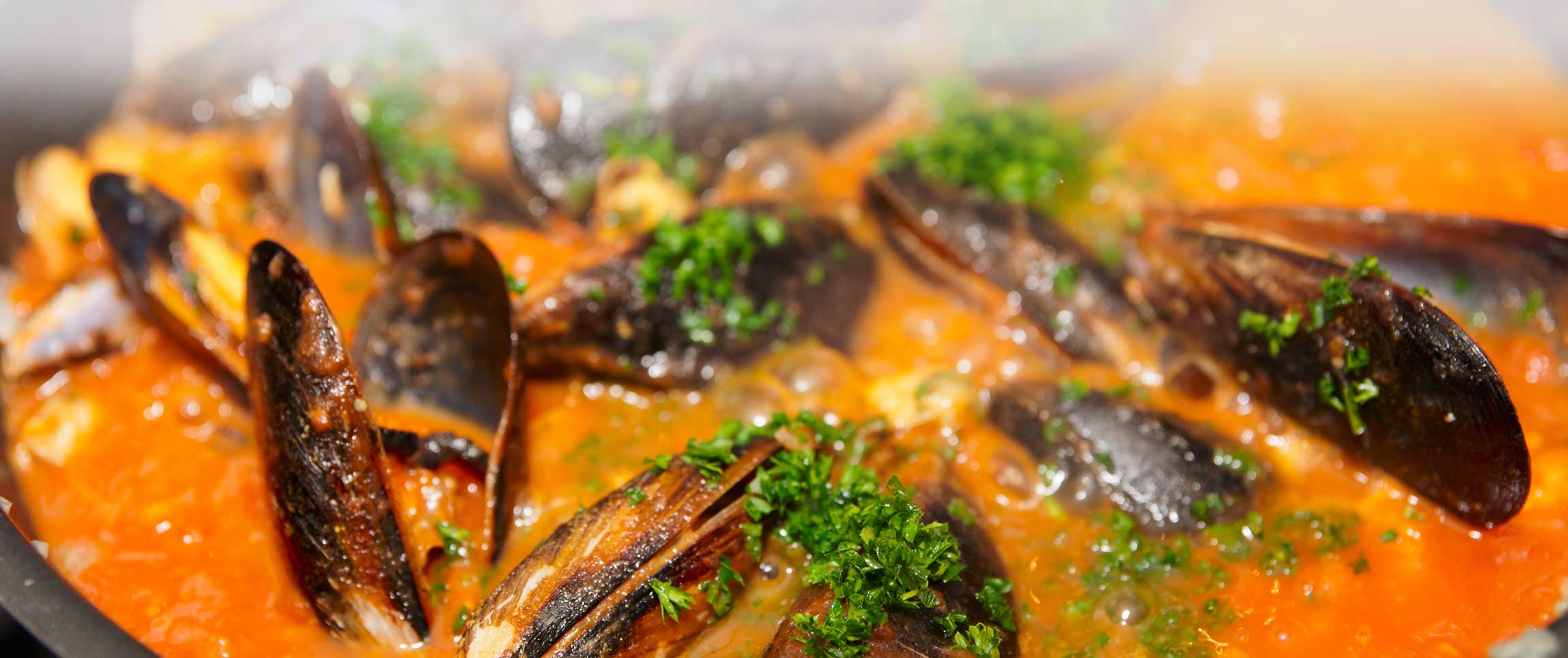 Hero - Full Width/performancefoodservice-Recipe-Mussels_Prince_of_Naples_Sauce-HeroFull
