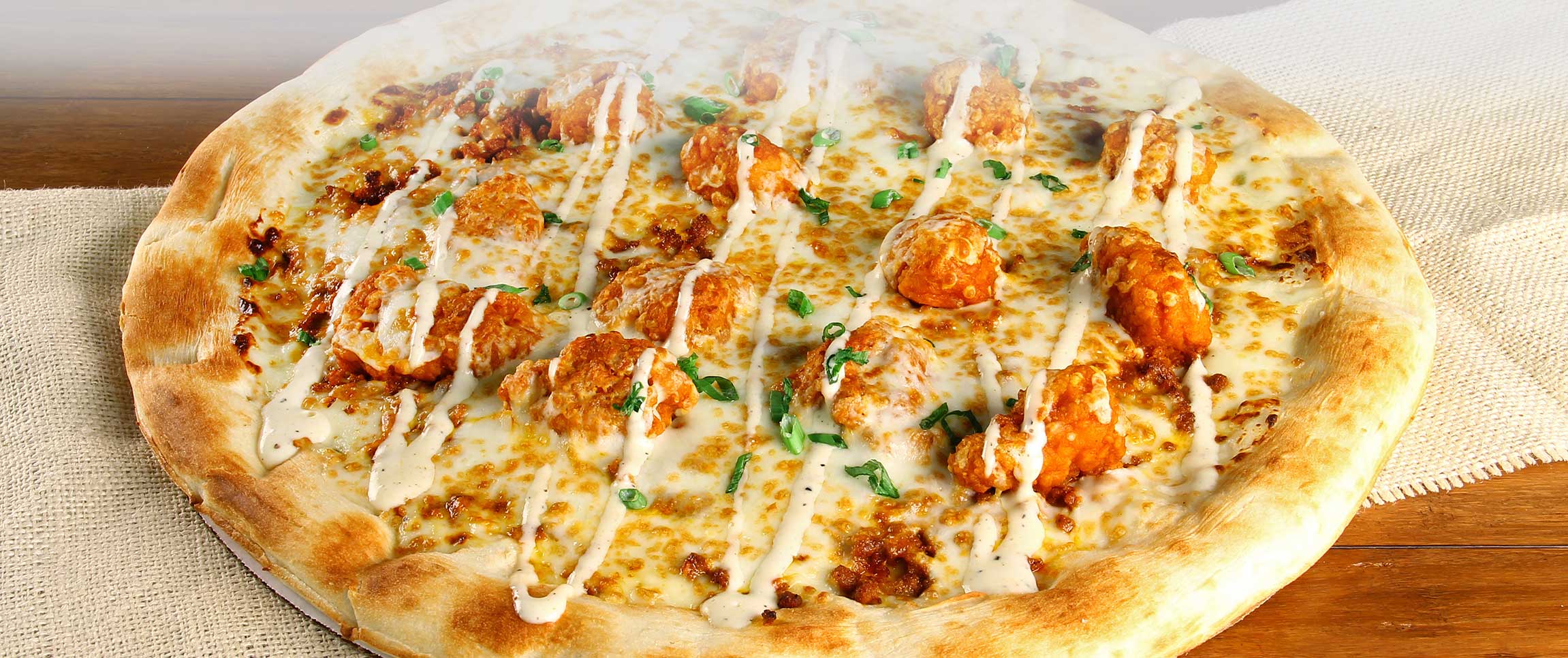 Hero - Full Width/Performancefoodservice-Recipe-Southern_Chicken_Pizza-HeroFull
