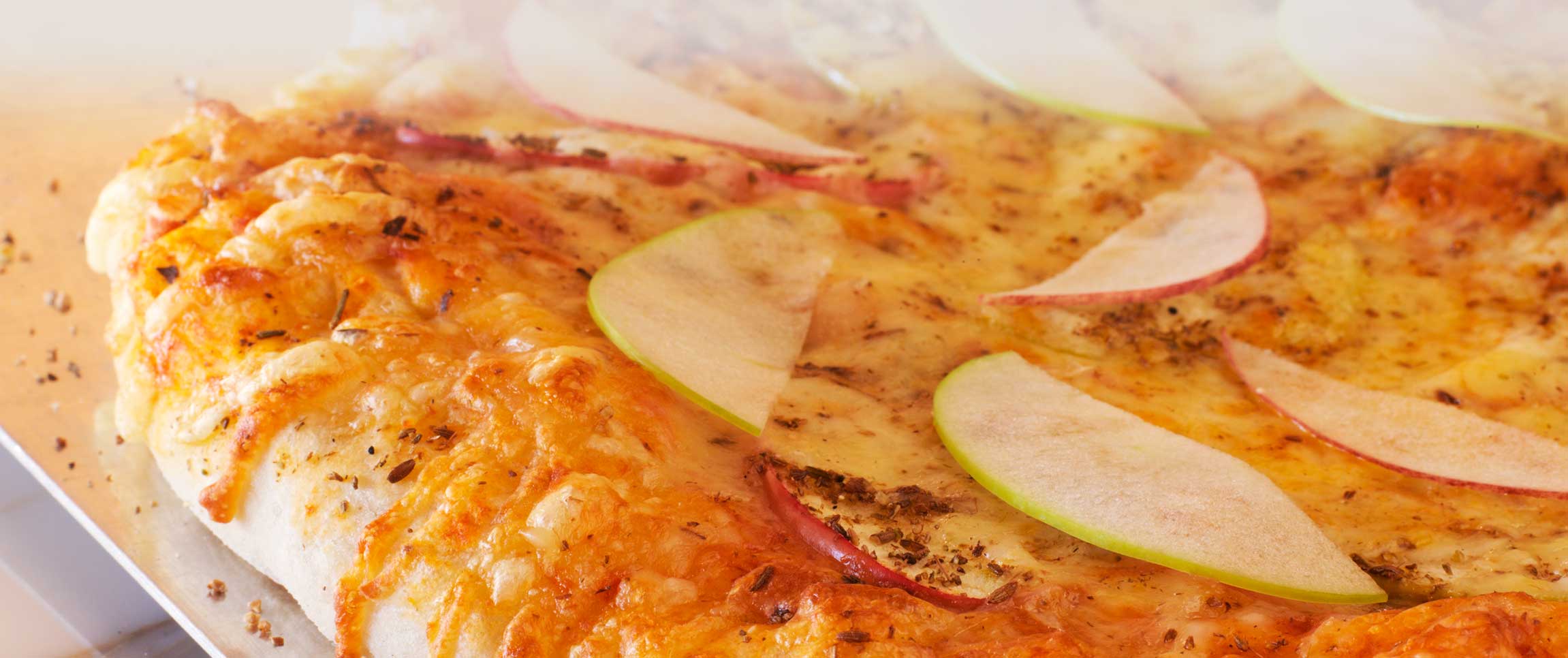 Hero - Full Width/performancefoodservice-recipes-CheddarApplePizza-herofull