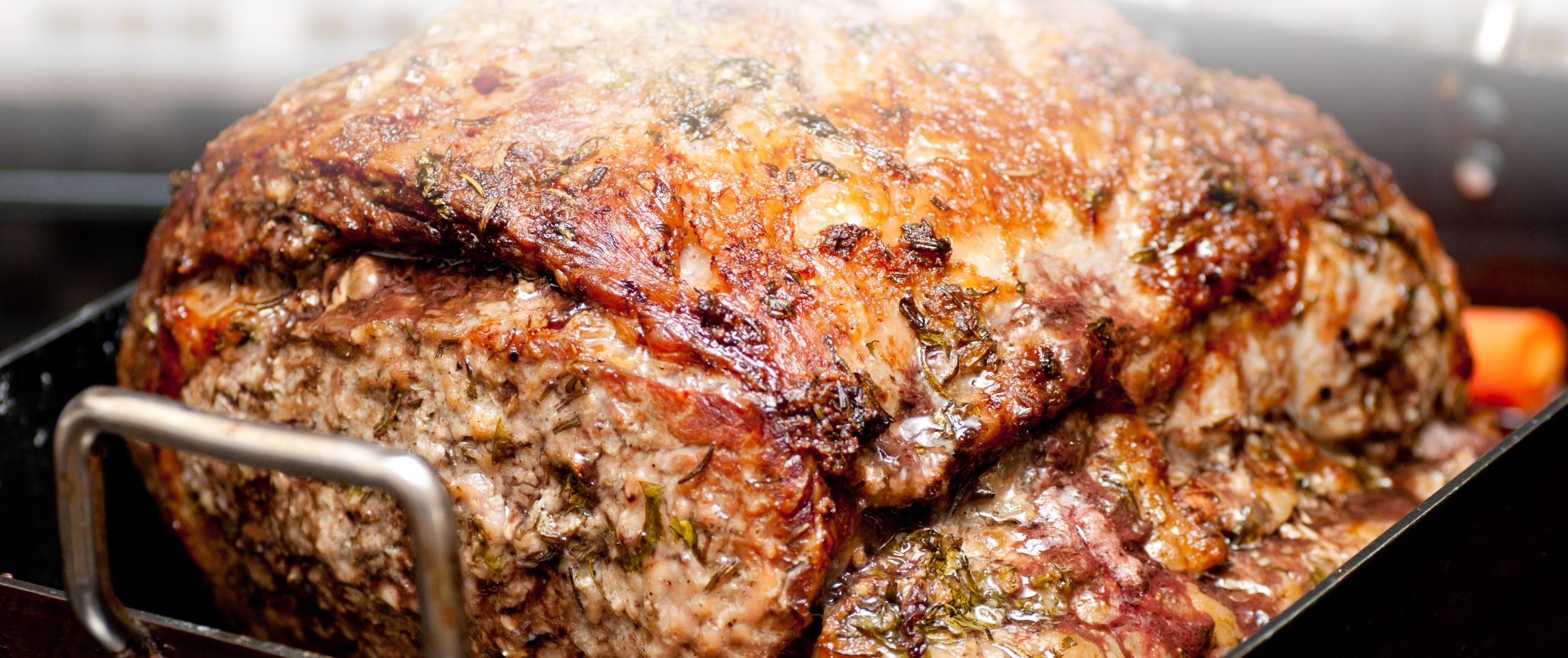 Hero - Full Width/performancefoodservice-recipes-herb-crusted-prime-rib_heroFull