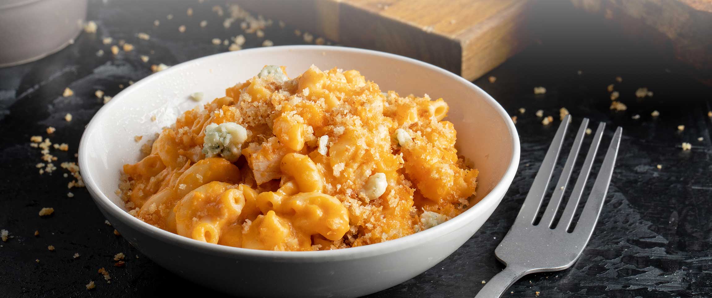 Hero - Full Width/performancefoodservice-recipes-BuffaloMacandCheese-HeroFull
