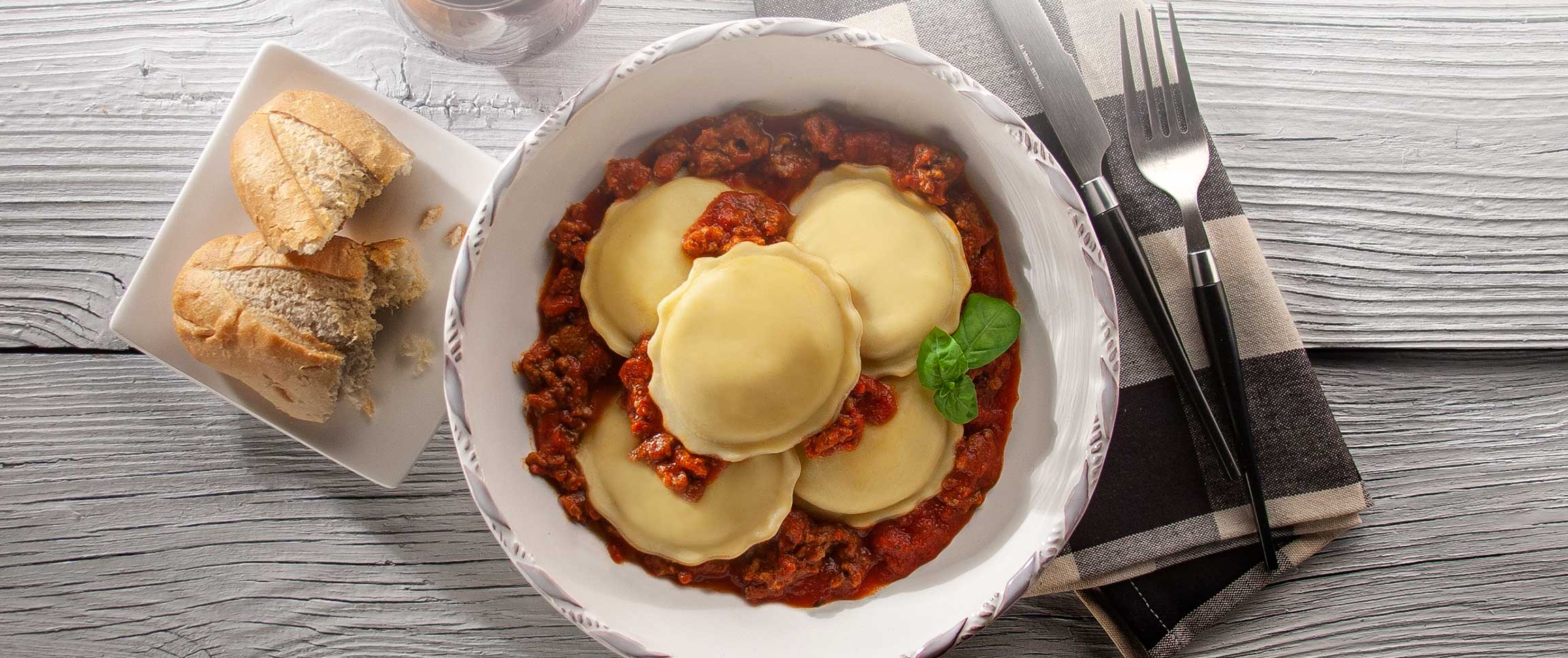 Articles/performancefoodservice-Recipes-PianconeJumboRoundCheeseRavioliwithBologneseSauce-heroFull