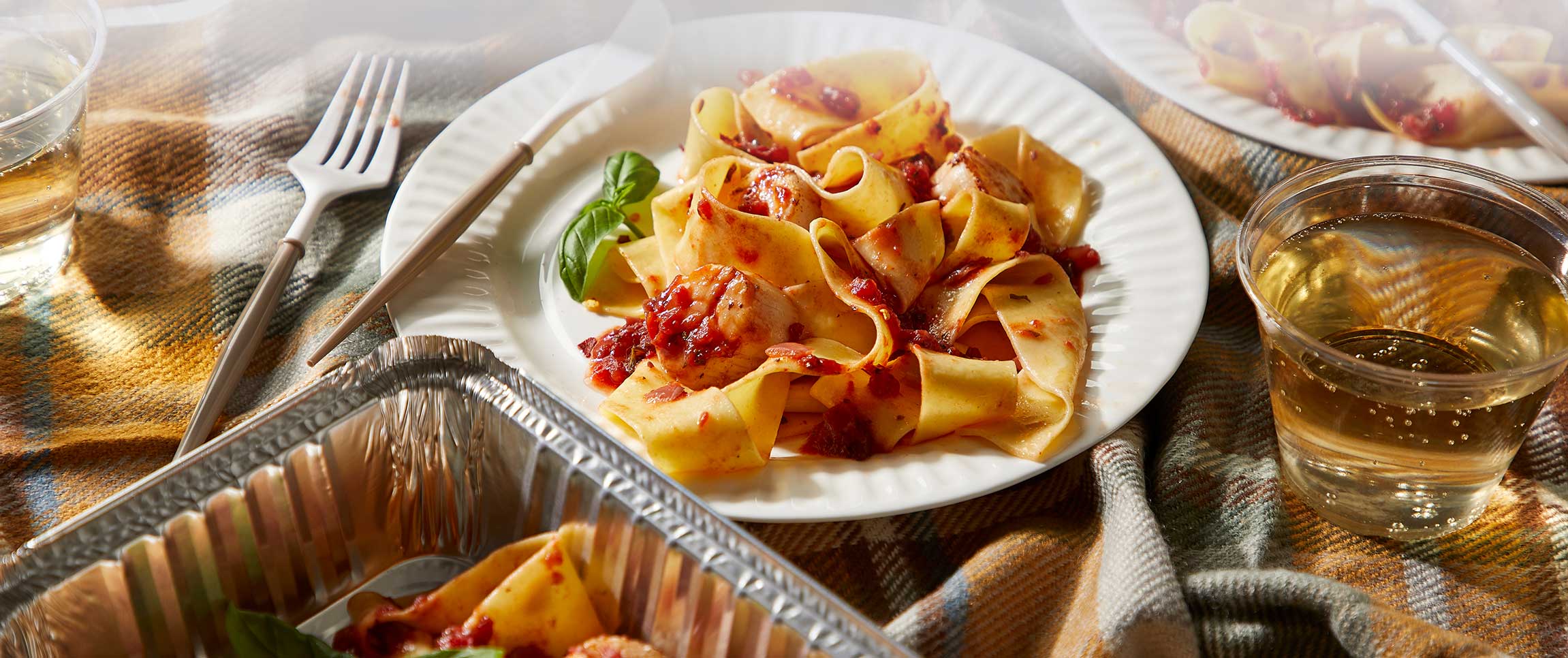 Hero - Full Width/performancefoodservie-DishRecipes-PapardelleWScallopArrabbiata-HeroFull