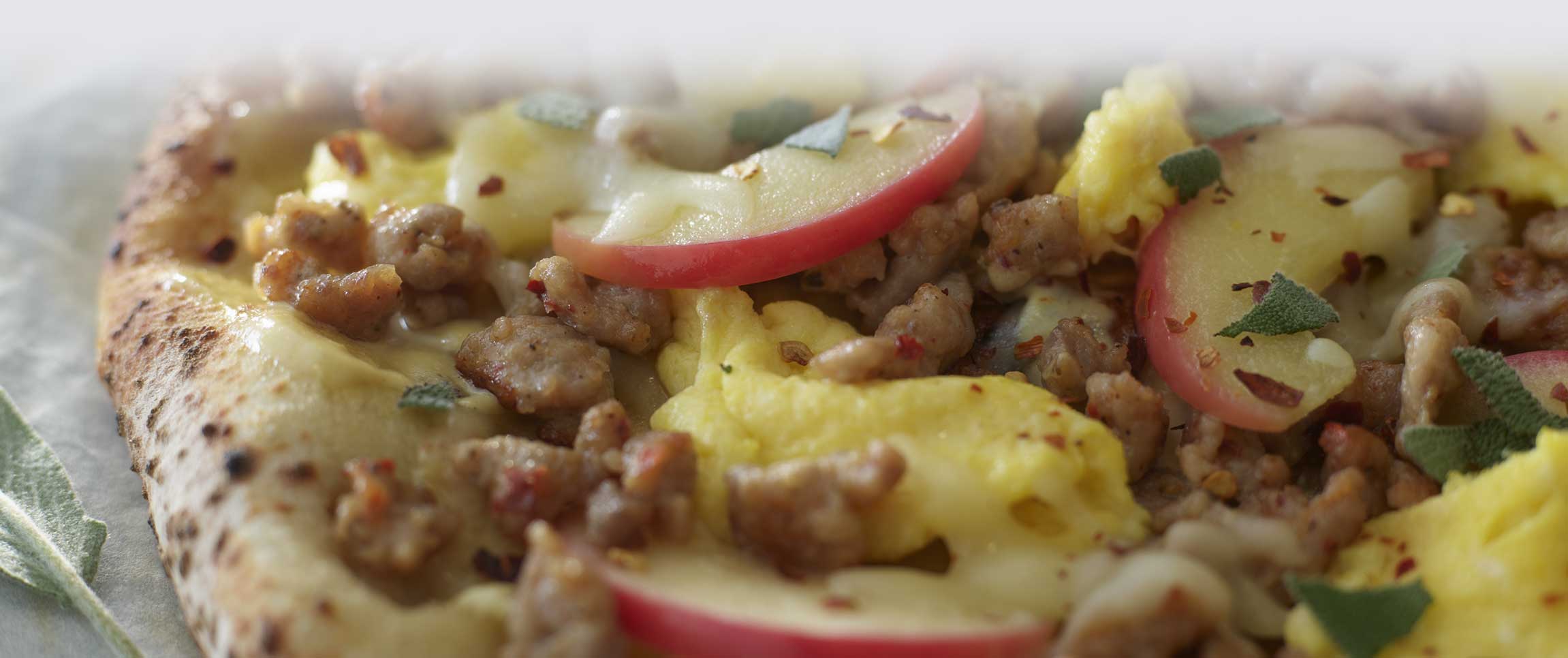 Hero - Full Width/performancefoodservice-recipes-appleporkpizza-herofull
