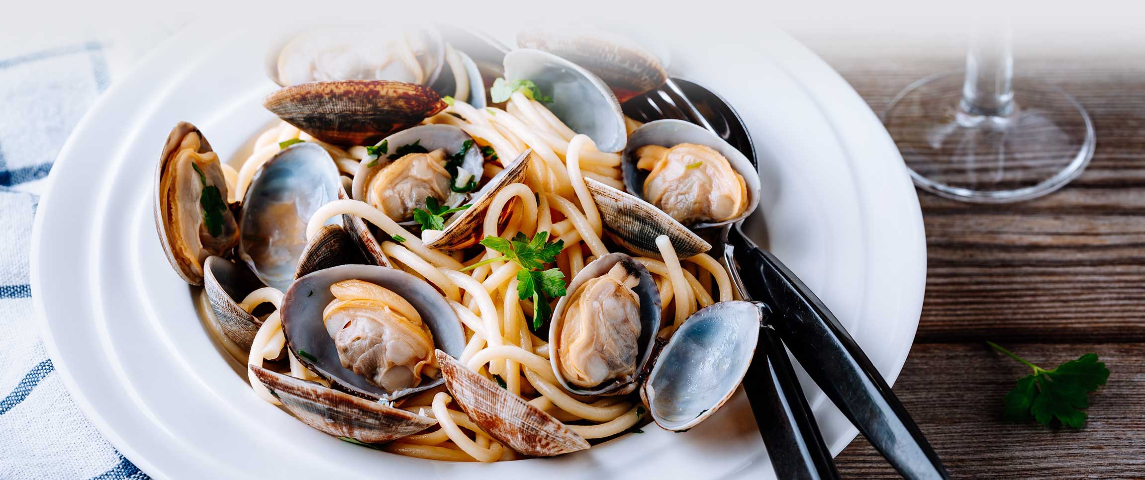 Hero - Full Width/performancefoodservice-Recipes-PastaAllVongole-HeroFull