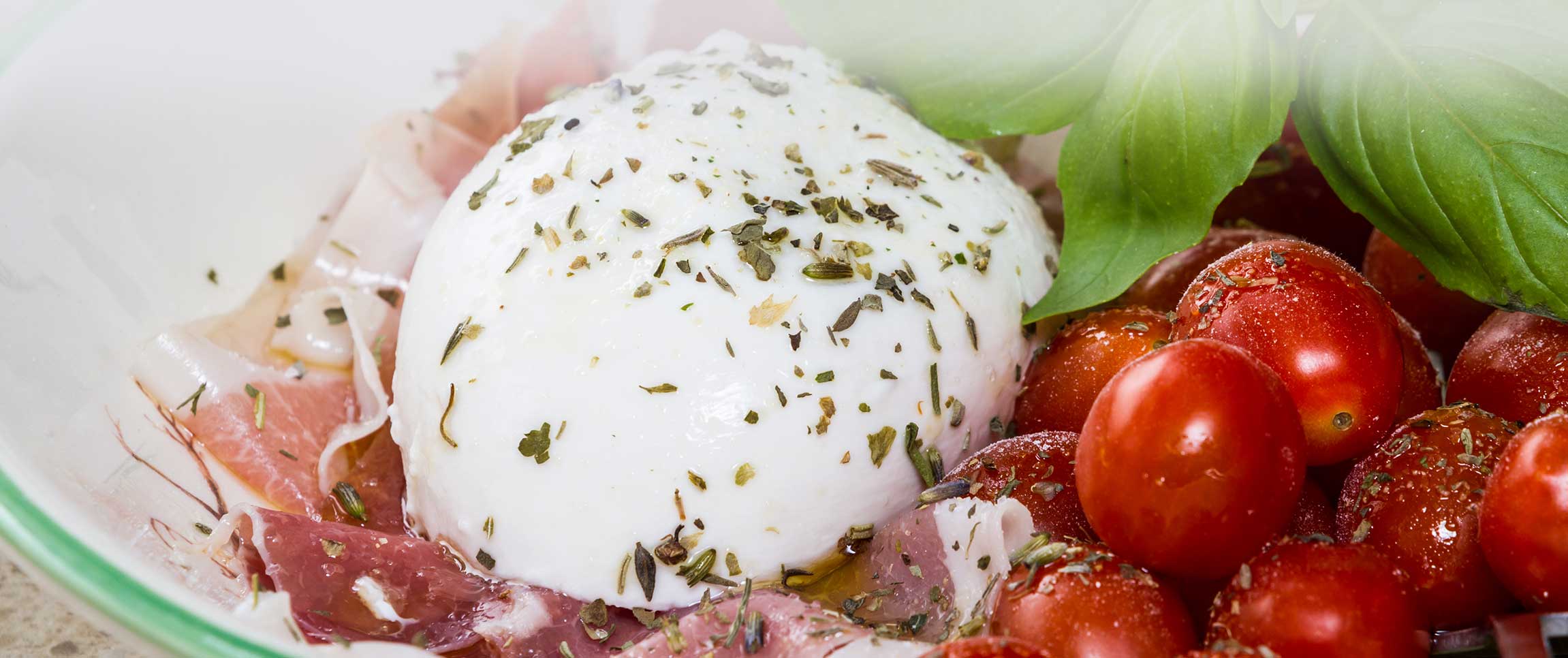 Hero - Full Width/performancefoodservice-Recipe-Roma_Caprese_Salad-Herofull