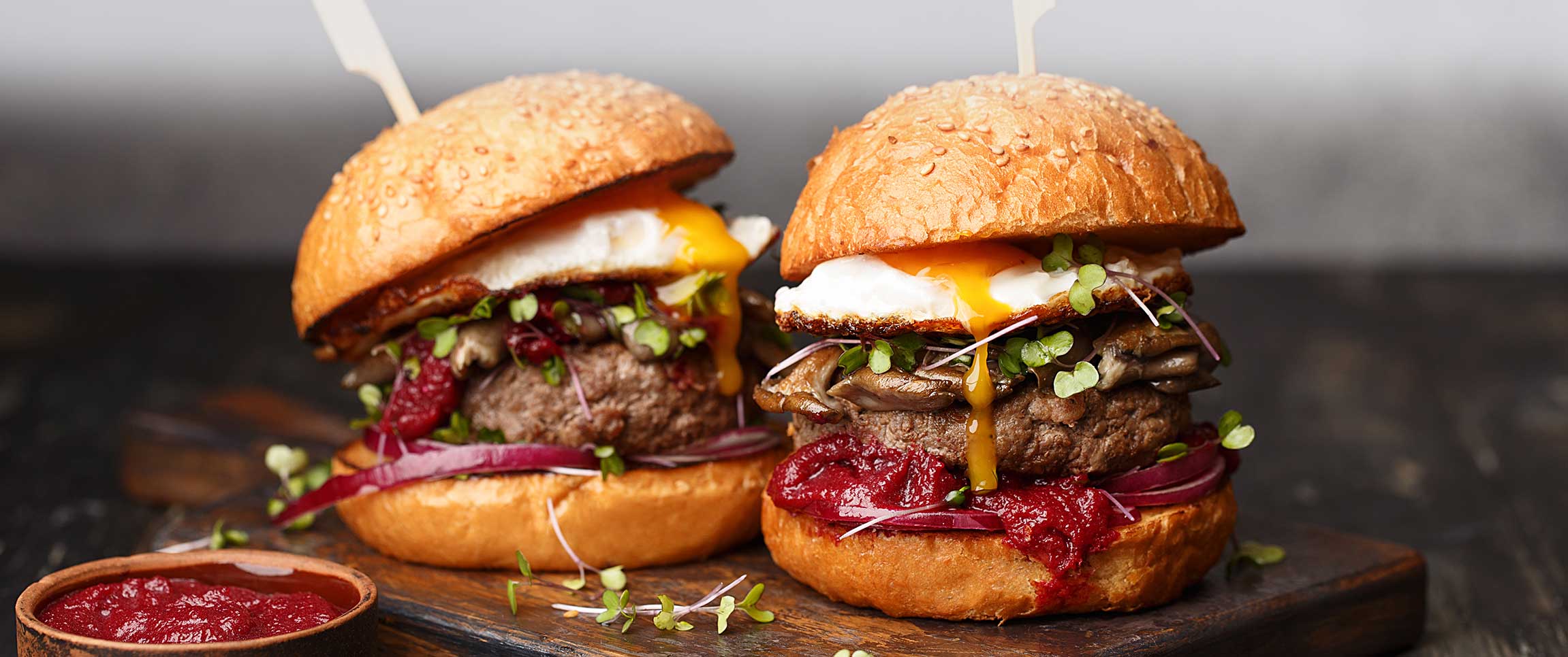 Hero - Full Width/performancefoodservice-recipes-BurgerWRoastedBeetKetchup-herofull