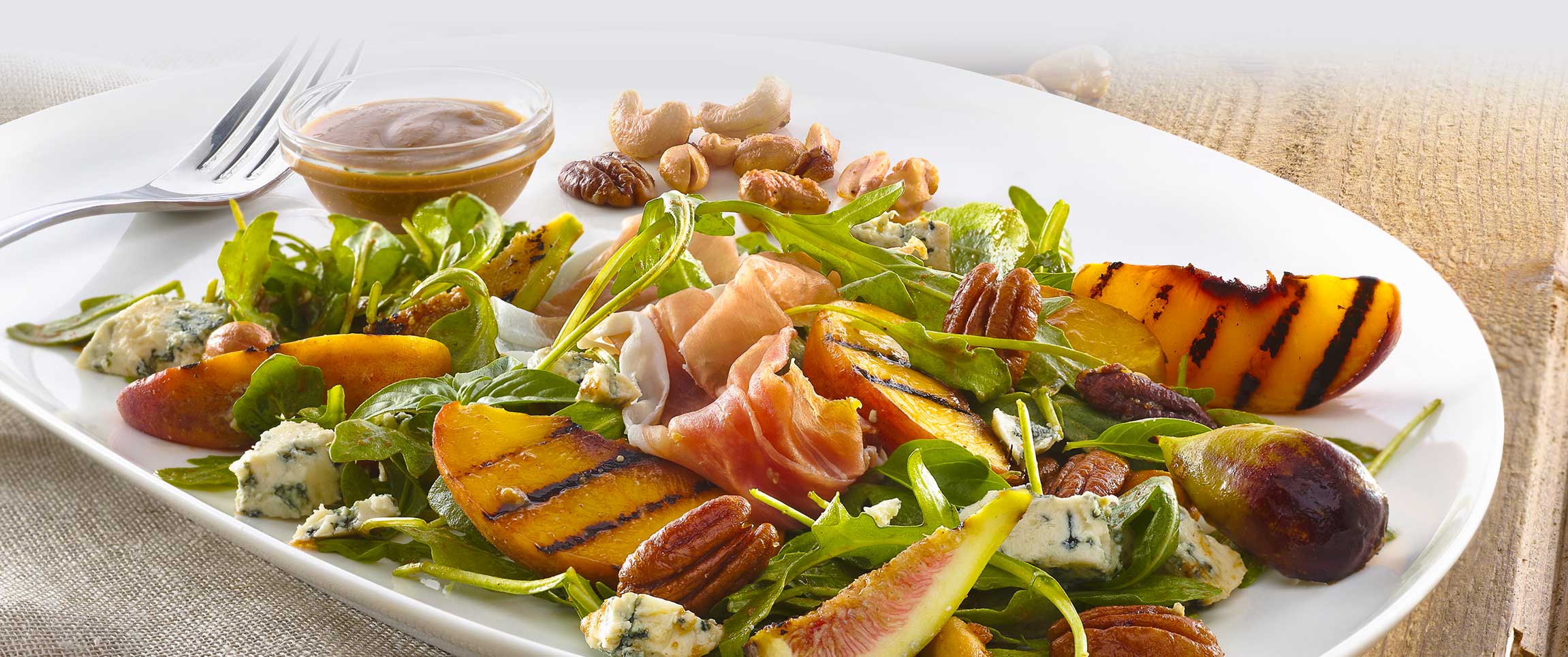 Hero - Full Width/performancefoodservice-recipes-FarmersMarketGrilledPeachFigSalad-herofull
