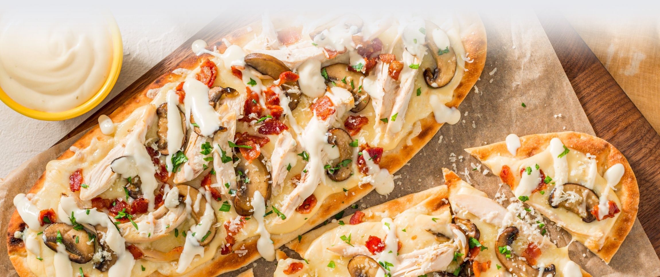 Hero - Full Width/performancefoodservice-Recipes-Chicken_Alfredo_Flatbread-herofull