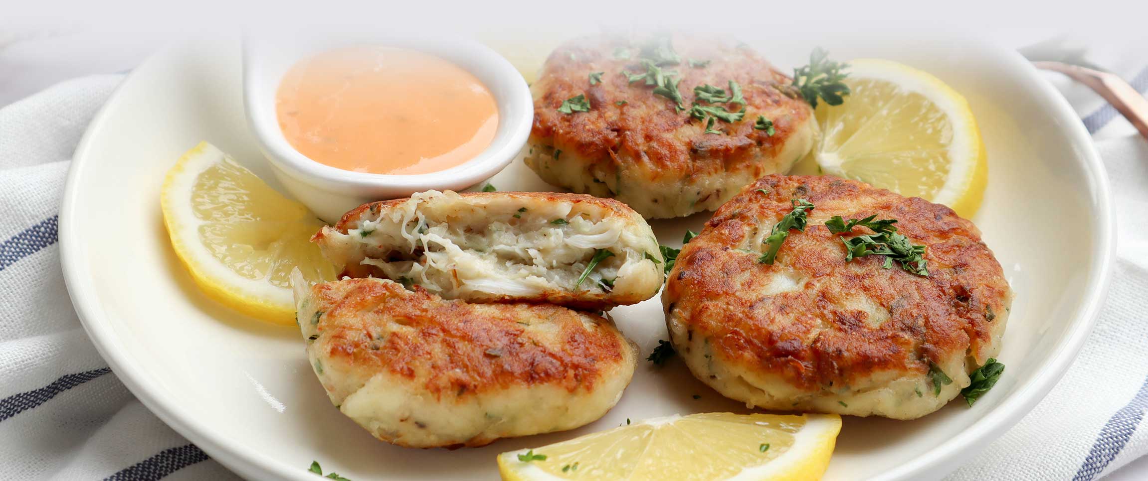 Hero - Full Width/performancefoodservice-recipes-ChesapeakeBayCrabCakes-herofull