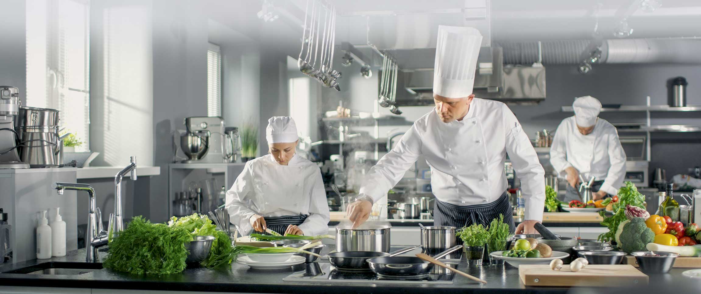 Hero - Full Width/Performancefoodservice-article-HelpisHere-herofull