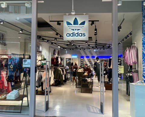 Adidas outlet roma hotsell